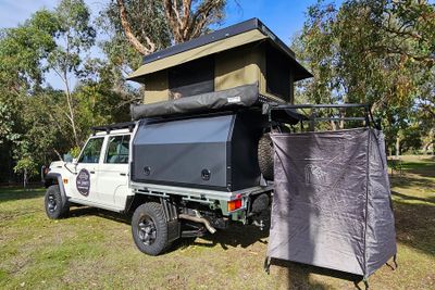 WAE 79 Series Toyota Landcruiser 4cyl – 2 People 4wd Roof Top Tent hire Broome, Darwin, Perth